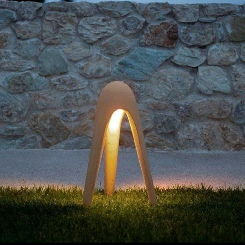 Tripodo outdoor light