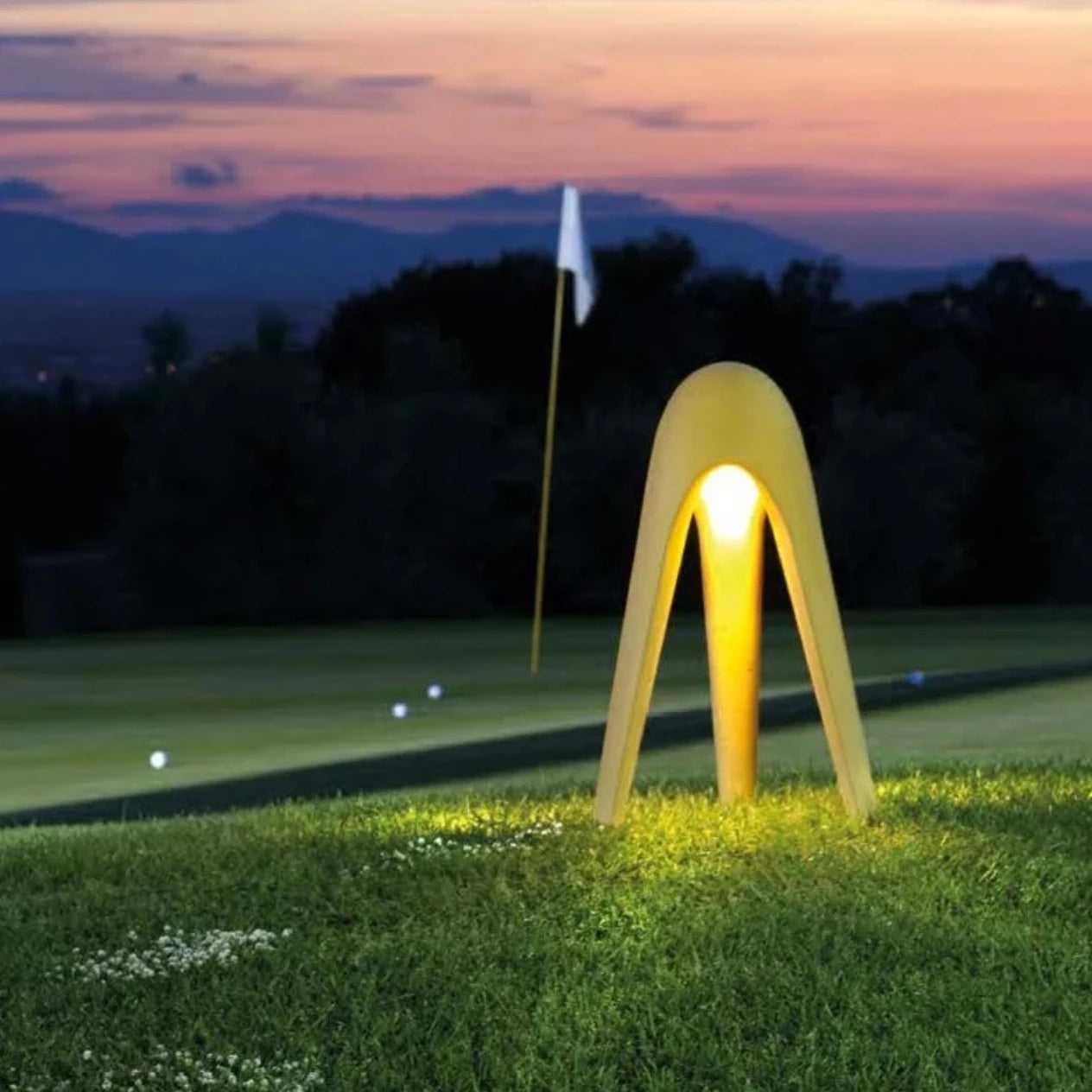 Tripodo outdoor light