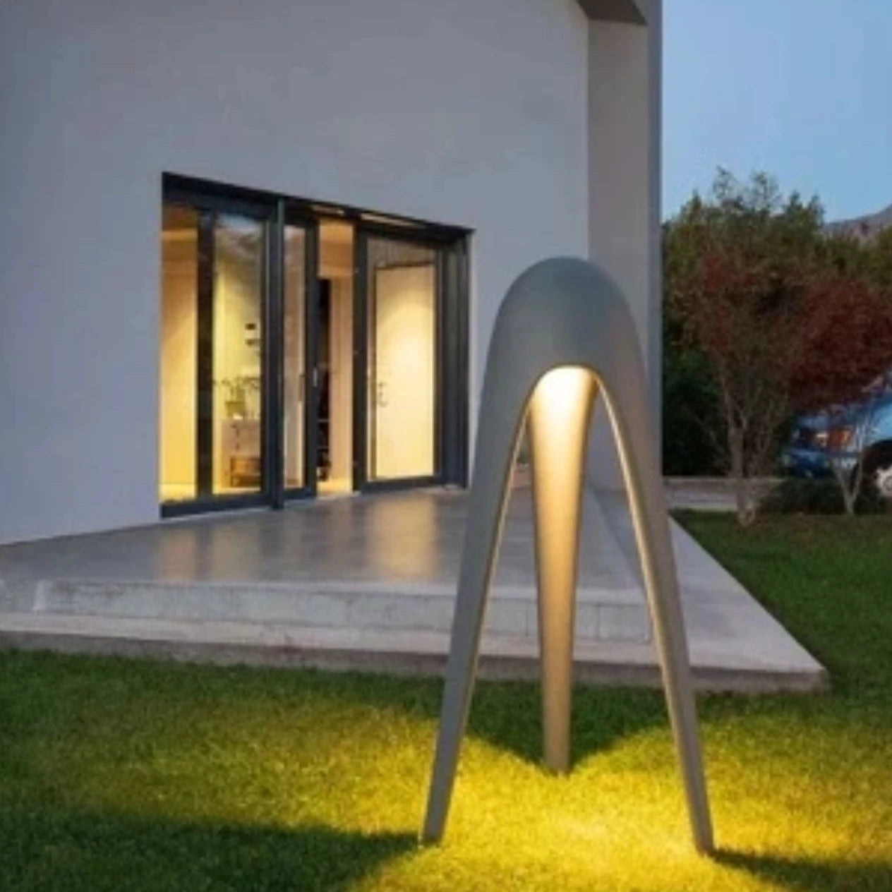 Tripodo outdoor light