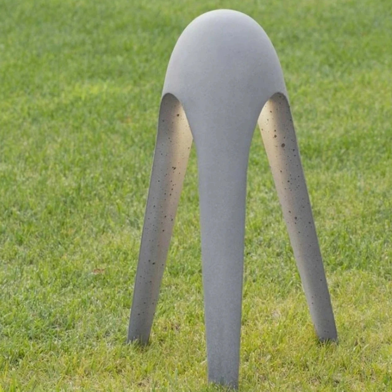 Tripodo outdoor light